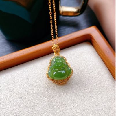 925 Nephrite vert incrusté en argent Jade Riant Bouddha Collier Pendentif avec pierres cristallines et petite taille