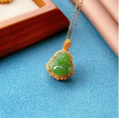 925 Nephrite vert incrusté en argent Jade Riant Bouddha Collier Pendentif avec pierres cristallines et petite taille