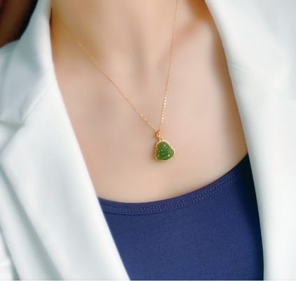925 Nephrite vert incrusté en argent Jade Riant Bouddha Collier Pendentif avec pierres cristallines et petite taille