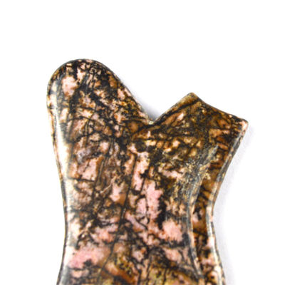 Outil à base de gua-sha de pierre de rhodonite personnalisable Masseur de visage rose et noir pour soulager le cou / épaule / dos / jambe