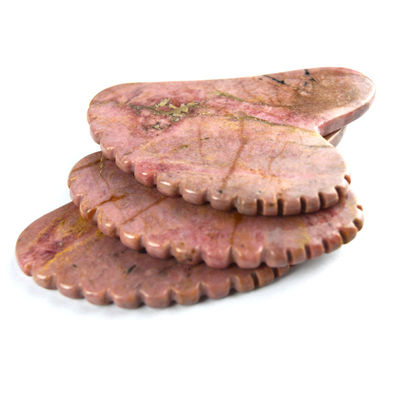 Muscles du corps Forme naturelle du cœur Pierre de rhodonite Gua Sha Planche à gratter Dents Guasha Pierre de beauté du visage Outil de massage soins de la peau