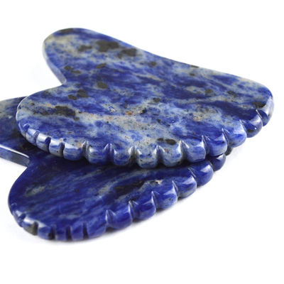 Outil de lifting du visage en forme de cœur Sodalite naturelle Gua Sha Stone pour les soins personnels et la relaxation du corps