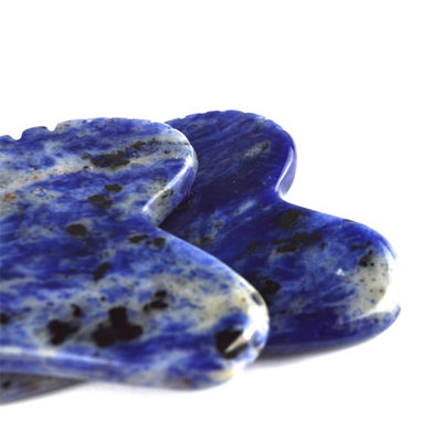 Outil de lifting du visage en forme de cœur Sodalite naturelle Gua Sha Stone pour les soins personnels et la relaxation du corps