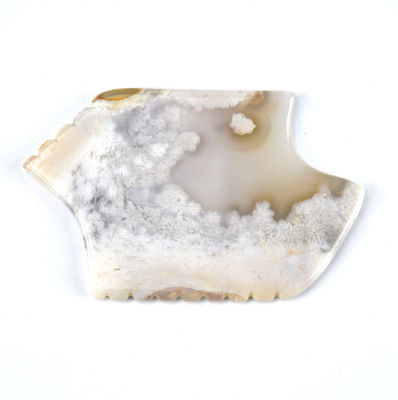 Propriétés de l'équipement de massage corporel Outil facial naturel Guasha blanc pour le spa du visage avec un outil facial en forme d'agate de sakura de jade Gua Sha