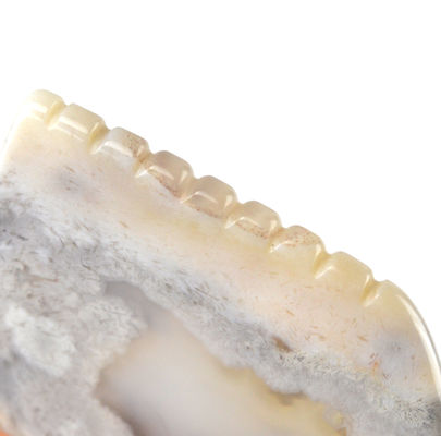 Propriétés de l'équipement de massage corporel Outil facial naturel Guasha blanc pour le spa du visage avec un outil facial en forme d'agate de sakura de jade Gua Sha