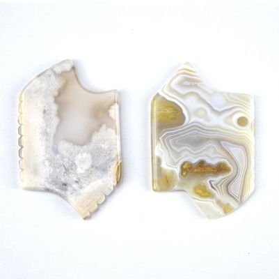 Propriétés de l'équipement de massage corporel Outil facial naturel Guasha blanc pour le spa du visage avec un outil facial en forme d'agate de sakura de jade Gua Sha