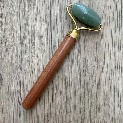 L'outil de massage au jade vert avec poignée en bois pour logo personnalisé disponible