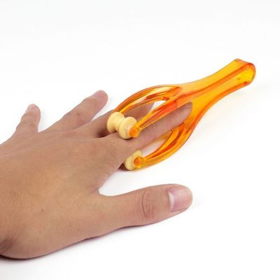 Massage des doigts à l'aide d'un rouleau de type massage des articulations pour soulager la douleur Gua Sha Soulagement des doigts fins