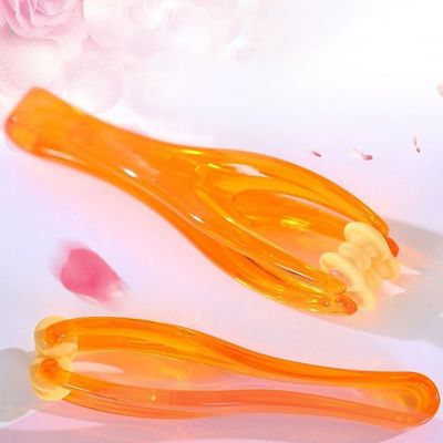 Massage des doigts à l'aide d'un rouleau de type massage des articulations pour soulager la douleur Gua Sha Soulagement des doigts fins