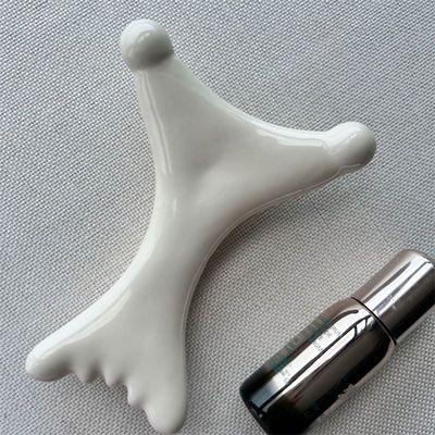 OEM/ODM Ceramique en forme de X Gua Sha Scraping Massageur Salon de beauté Essentiel pour la relaxation du visage