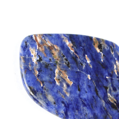 2024 Tendance la forme des lèvres bleu Sodalite Stone Gua Sha Scraping Massager pour la beauté de la peau du visage dans l'équipement de massage du corps