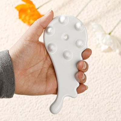 Découvrez le pouvoir curatif du peigne en céramique Gua Sha pour le massage du visage et du corps