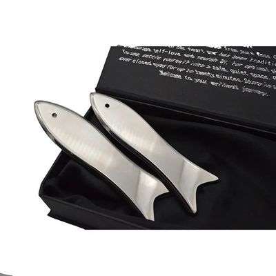 Tableau de guasha en acier inoxydable en forme de poisson Outil de massage traditionnel en métal pour le visage et le corps