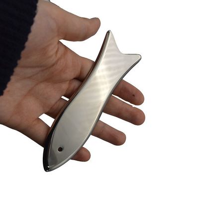 Tableau de guasha en acier inoxydable en forme de poisson Outil de massage traditionnel en métal pour le visage et le corps