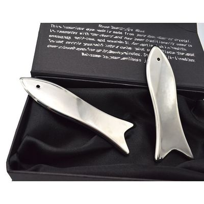 Tableau de guasha en acier inoxydable en forme de poisson Outil de massage traditionnel en métal pour le visage et le corps