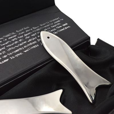 Tableau de guasha en acier inoxydable en forme de poisson Outil de massage traditionnel en métal pour le visage et le corps