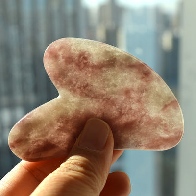 2024 Fraise naturelle cristalline de jade Gua Sha forme de cœur Massage du visage grattage Guasha planche pour la zone de massage de tout le corps