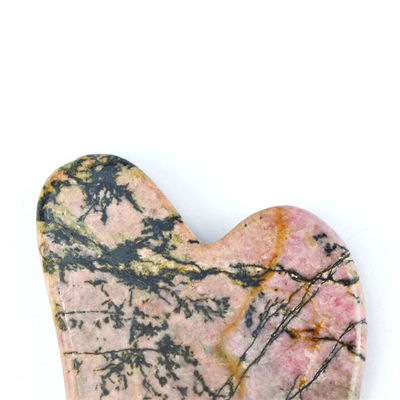 Fonction de massage musculaire en forme de cœur naturel Rhodonite Stone Gua Sha Scraping Board pour la beauté du visage et du corps Spa de soins de santé de la peau