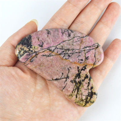 Fonction de massage musculaire en forme de cœur naturel Rhodonite Stone Gua Sha Scraping Board pour la beauté du visage et du corps Spa de soins de santé de la peau