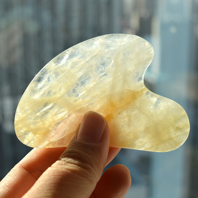 Tableau de grattage en forme de cœur naturel jaune citrine gua sha pour l'instrument de massage du visage et du corps