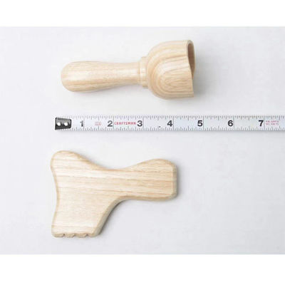 Mini masseur en bois massif marron avec poignée.