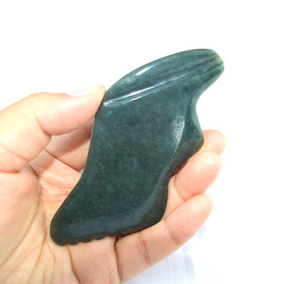 Forme de foudre vert foncé Néphrite naturel hétien Jade Gua Sha Outil de massage pour logo personnalisé Self Skin Health Care Spa