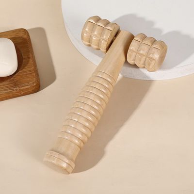 Logo personnalisé Disponibled Brown Wood Double Roller Massage Stick pour le soin de la santé personnelle et le traitement manuel du corps de Guasha