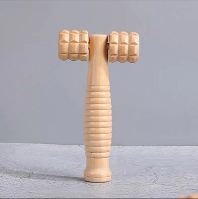 Logo personnalisé Disponibled Brown Wood Double Roller Massage Stick pour le soin de la santé personnelle et le traitement manuel du corps de Guasha
