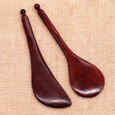 Un stylo en bois de rose rouge à forme de gua est disponible pour les massages corporels et l'acupuncture