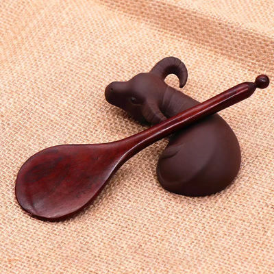 Un stylo en bois de rose rouge à forme de gua est disponible pour les massages corporels et l'acupuncture
