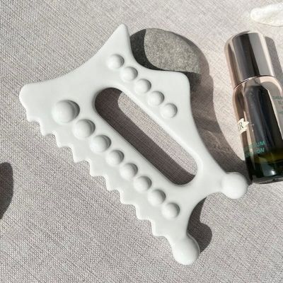 Outil de massage Gua Sha personnalisable Plaque de pierre de Guasha crémeuse pour le grattage des tissus mous sur les jambes arrière Les bras Cou Épaule SPA