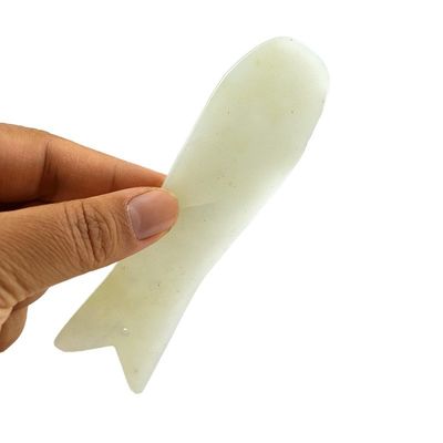 Propriétés du masseur de corps Massageur Xiuyan Jade Poisson en forme de Gua Sha Facial Outil de soin de la peau Outil de soins du visage anti-âge Guasha