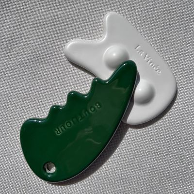 Masseur facial Gua Sha Stone en couleur verte pour les soins personnels de la peau et le salon de beauté