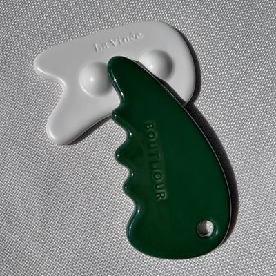 Masseur facial Gua Sha Stone en couleur verte pour les soins personnels de la peau et le salon de beauté