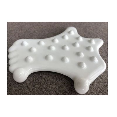 Soulevez facilement votre peau et détendez vos muscles avec l'outil de massage Gua Sha en céramique blanc