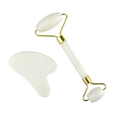 Une planche de Guasha en pierre de jade naturelle pour le massage du visage