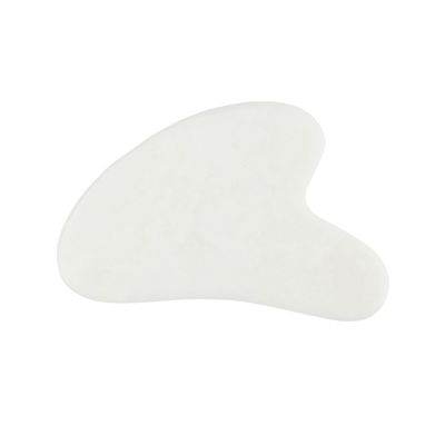 Une planche de Guasha en pierre de jade naturelle pour le massage du visage