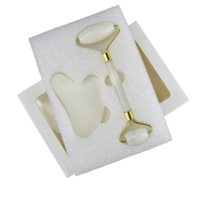 Une planche de Guasha en pierre de jade naturelle pour le massage du visage