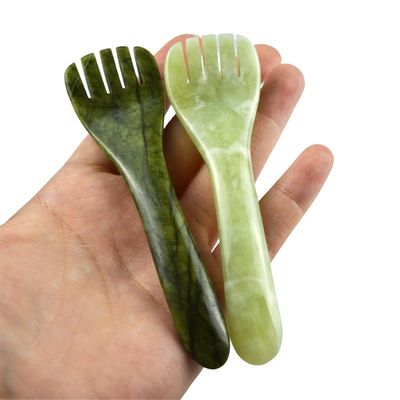 Logo personnalisé disponible vert clair Xiuyan Jade Gua Sha forme cuillère stylo d'acupuncture pour l'acupuncture des yeux cuillère masseur