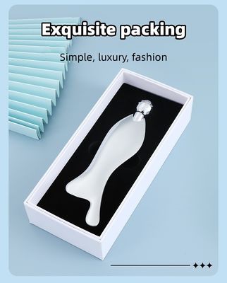 Logo personnalisé Disponible en forme de poisson Plaque de grattage en alliage de zinc mince minceur du visage rouleau des yeux en acier inoxydable outil de massage Guasha