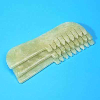 Fournitures de peignoir vert grattant jade gua sha pierre massage des cheveux du visage outils de peignage guasha peigne xiuyu avec logo personnalisé disponibled