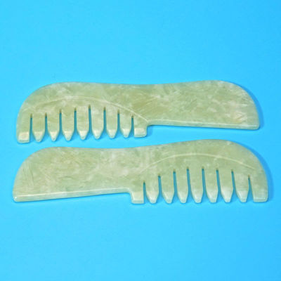 Fournitures de peignoir vert grattant jade gua sha pierre massage des cheveux du visage outils de peignage guasha peigne xiuyu avec logo personnalisé disponibled