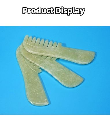 Fournitures de peignoir vert grattant jade gua sha pierre massage des cheveux du visage outils de peignage guasha peigne xiuyu avec logo personnalisé disponibled