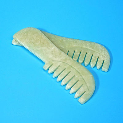 Fournitures de peignoir vert grattant jade gua sha pierre massage des cheveux du visage outils de peignage guasha peigne xiuyu avec logo personnalisé disponibled