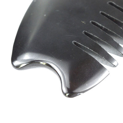 Le peigne chinois de pierre Bian Gua Sha est disponible pour le massage du cuir chevelu
