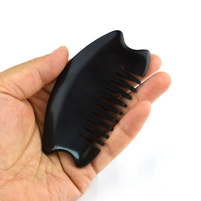 Le peigne chinois de pierre Bian Gua Sha est disponible pour le massage du cuir chevelu
