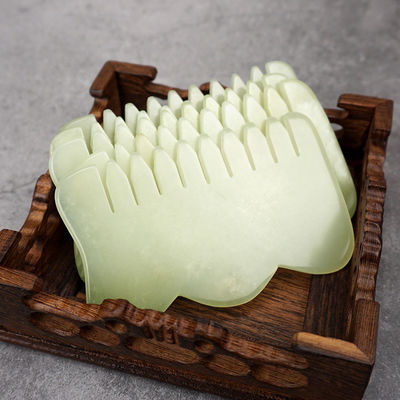 Logo personnalisé Disponibled M Shape Jade Gua Sha Stone Massageur de tête pour les soins de santé des cheveux et le massage du cuir chevelu dans le salon de beauté