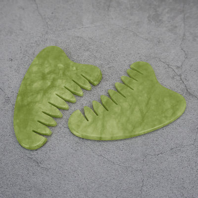 Propriétés Équipement de massage de la tête Jade vert naturel Gua Sha Masseur du cuir chevelu Peigne de massage lymphatique pour soins de santé des cheveux