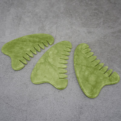 Propriétés Équipement de massage de la tête Jade vert naturel Gua Sha Masseur du cuir chevelu Peigne de massage lymphatique pour soins de santé des cheveux