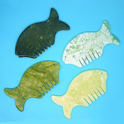 2024 Forme de poisson Xiuyan Jade Gua Sha Scalpe Massage Peigne à la tête Guasha Massageur pour équipement de massage à la tête jaune